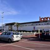 Nel parcheggio non ci sono tante auto, del resto questo ipermercato � un po� nascosto rispetto ad altri pi� �famosi� della citt�. �Si tratta di un centro commerciale poco frequentato � ci dice una cassiera -. Per lo pi� qui vengono clienti abituali e anziani che preferiscono un po' di desolazione alle scomode file�